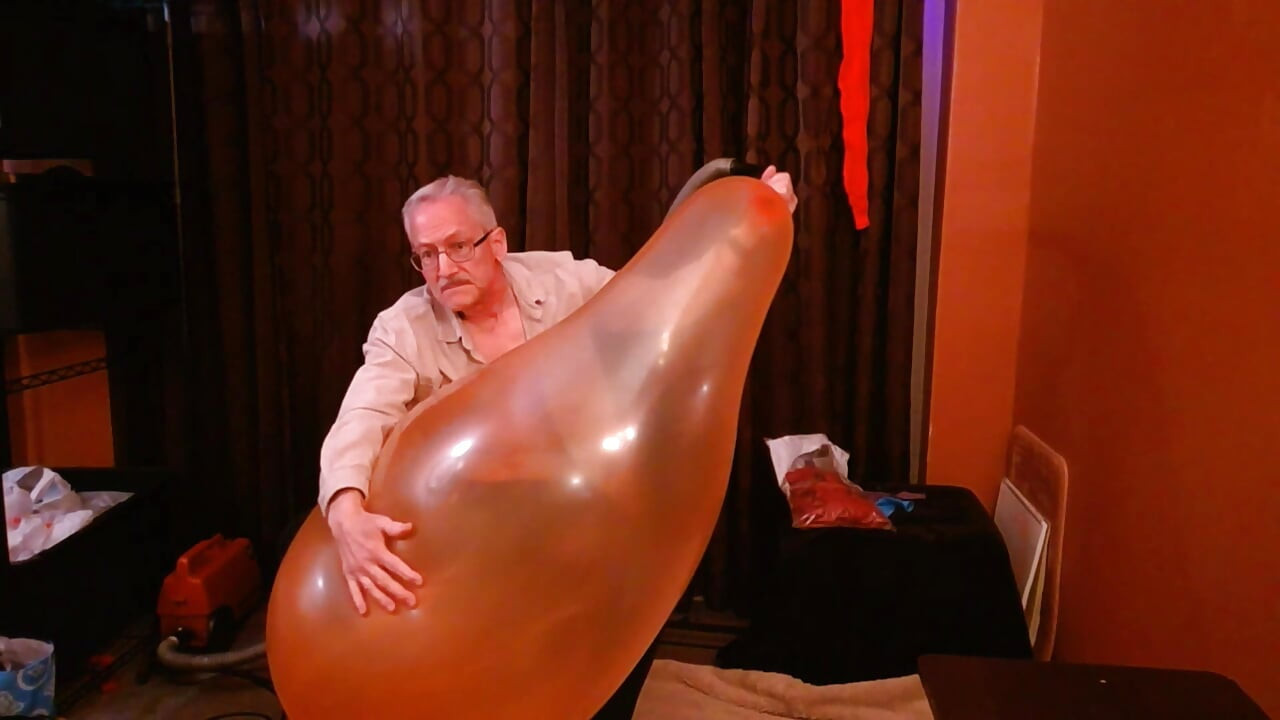 155) Giant Round Balloon Fuck by Kinky Daddy