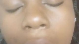 Shynia, 18 Jahre altes schwarzes Mädchen nimmt Sperma nach dem Sex bei der Arbeit