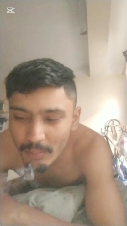 Puta inferior lendo comentários enquanto fuma.