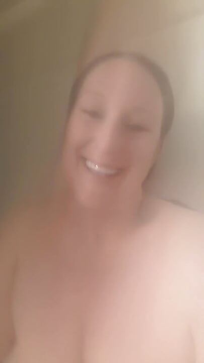 Ducha caliente con tetas mojadas en la ducha