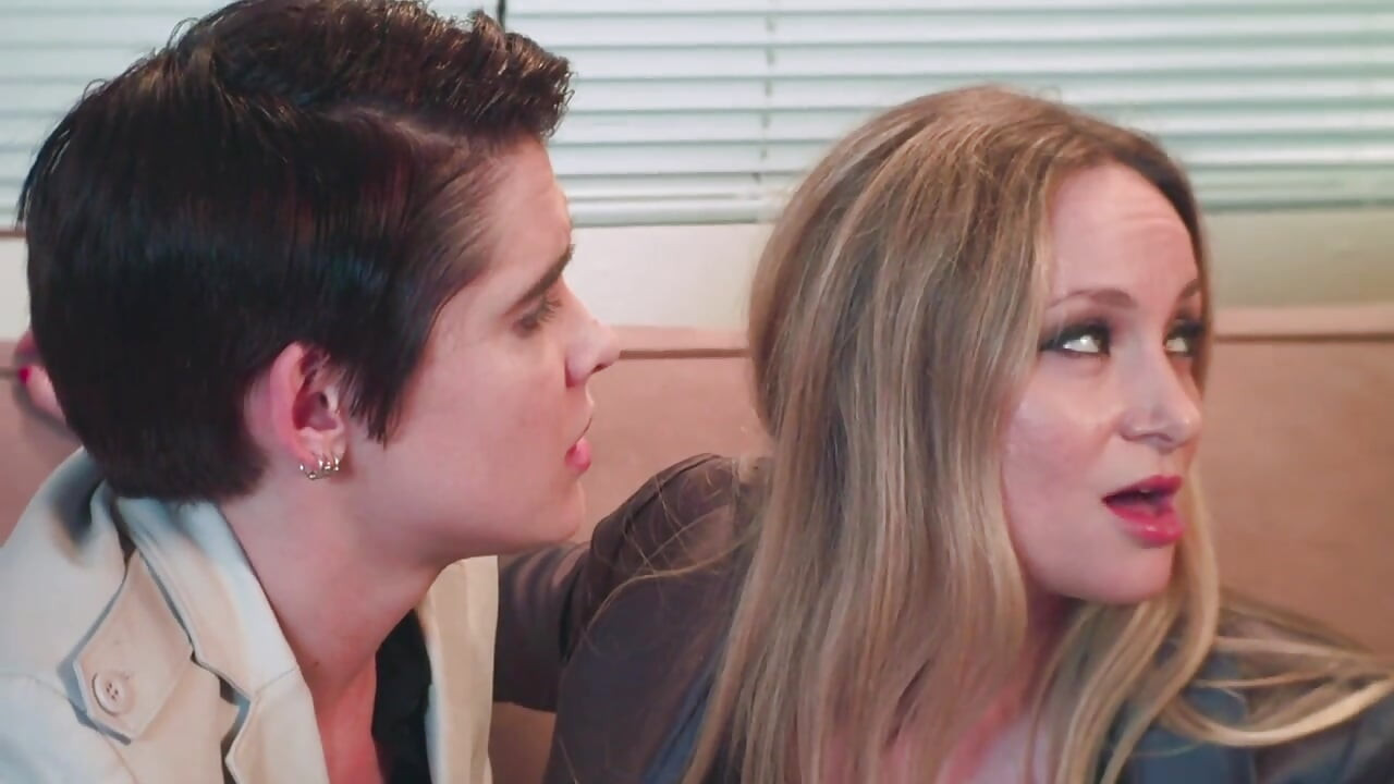 Threesome lesbians double pussy fingering
