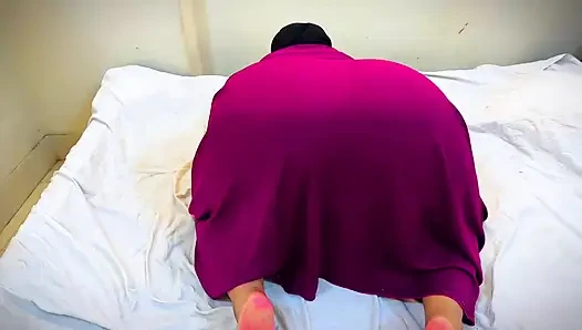 Gadis arab berhijab memasukkan mainan ke dalam lubang pantat besar yang gemuk, kesenangan
