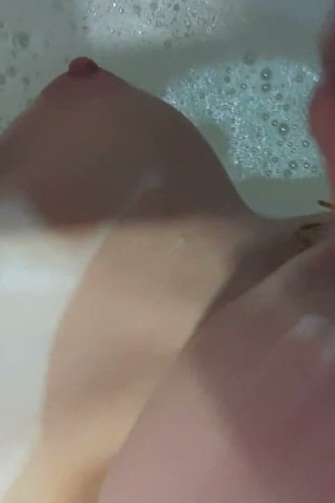Banyoda yakın çekimde oral seks