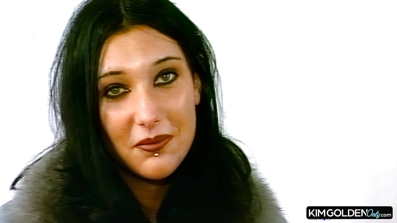 Verfuehrerische Bruenette mit Toys in Ekstase