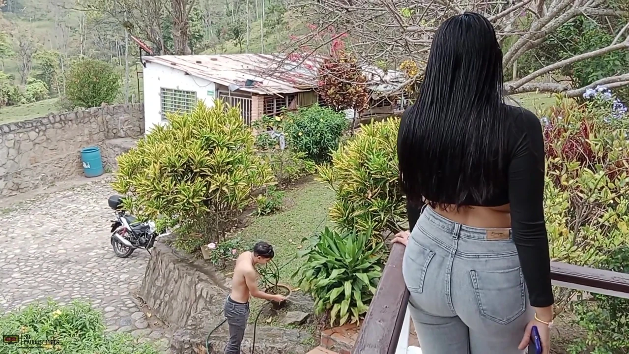 Horny gardener fucks the latina samantha's pussy - Porn in Spanish