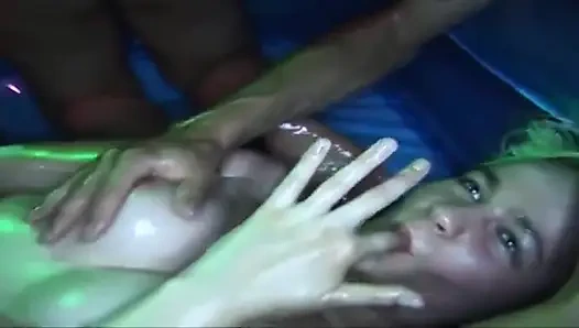 Tante bahenol ini didobel penetrasi sampai orgasma