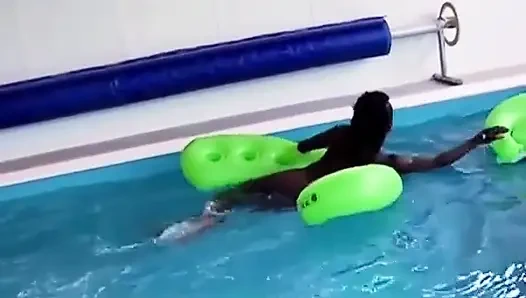 Чернокожую шлюшку из Франции трахнули двойным проникновением в бассейне