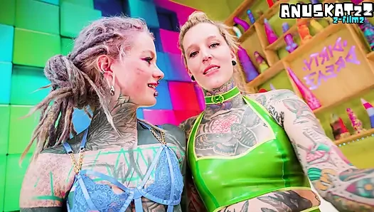 Aksi liar lesbian jerman bertato dengan strap-on sambil ngomong jorok
