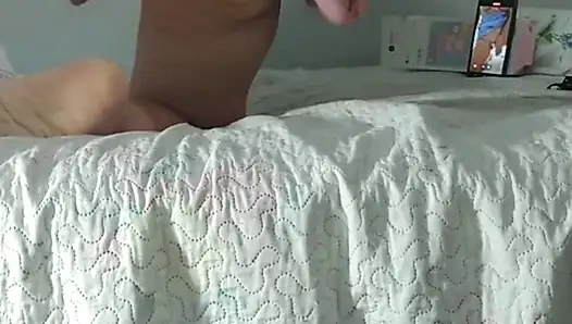 Возбужденная мачеха снимает видео для своих подписчиков в интернете.