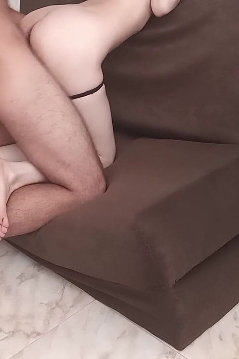 ฉันกําลังเล่นบนโซฟาและเธอฟุ้งซ่านฉันในวิธีที่ดีที่สุด (วิดีโอตัวเต็ม)