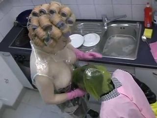 Donas de casa excêntricas em rolos de cabelo