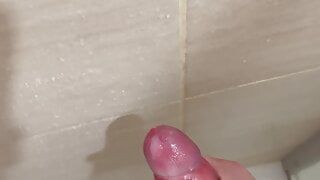 Garoto adolescente se masturbando no chuveiro - grande carga de porra prematura
