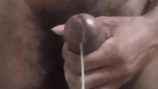 Jim mastürbasyon yapıyor ve kameraya büyük bir yük patlatıyor.