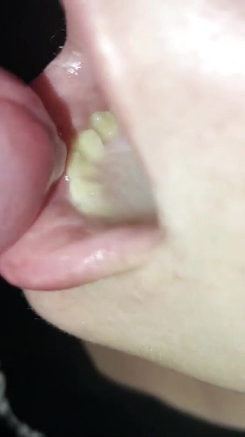 迷人的时刻来自“继妹在与男友第一次约会之前学会给一个多汁！