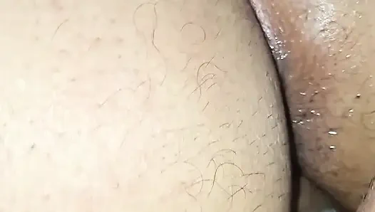 Güzel poposu o kadar büyük ki yatak durmadan çınlıyor