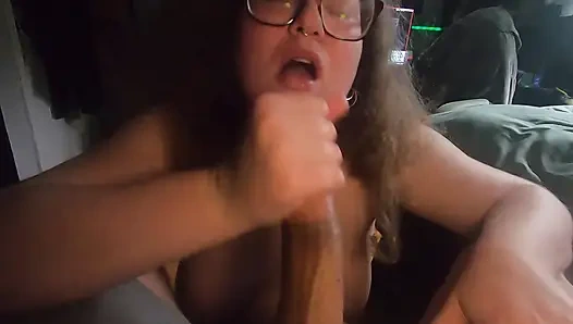 Невинная ботанистая пухлая девушка в очках умоляет его кончить в ее рот и продолжать сосать