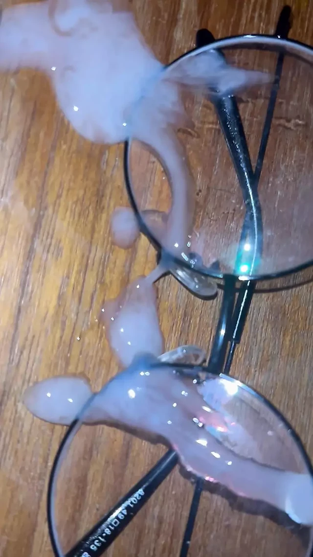 Circle glasses cum on.