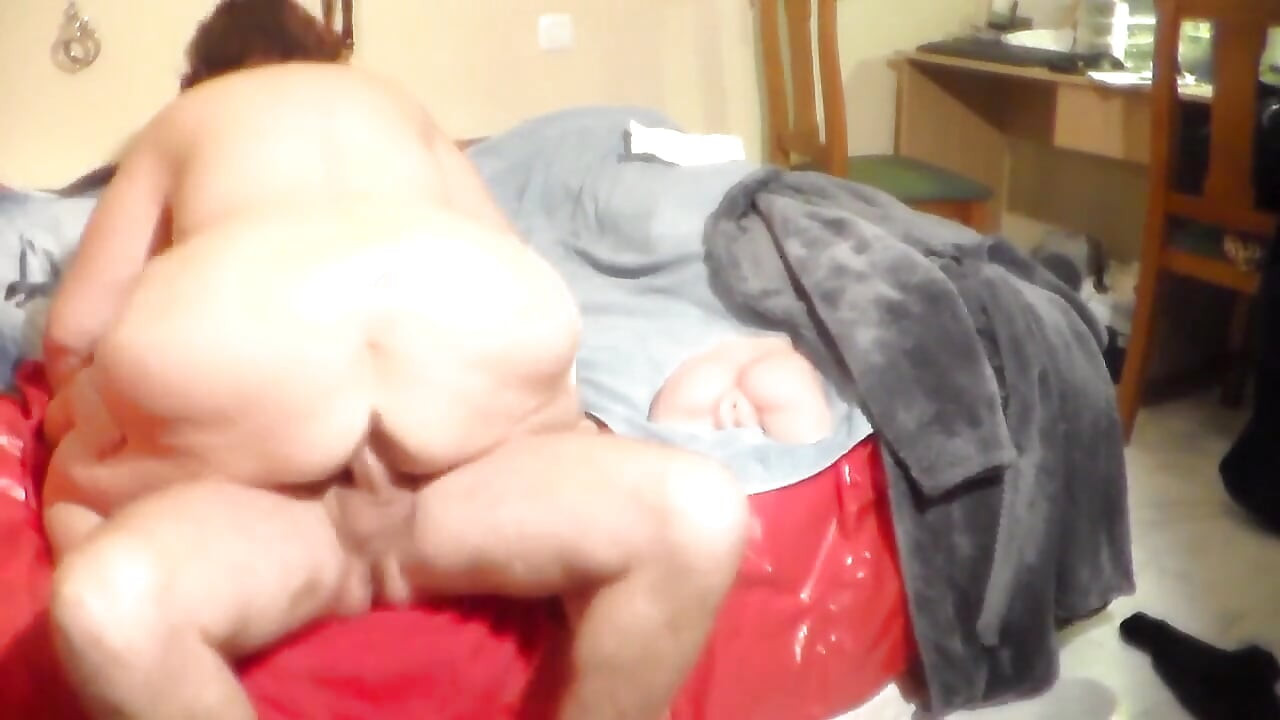 John shoots all his cum into Jen's pussy when she rides him