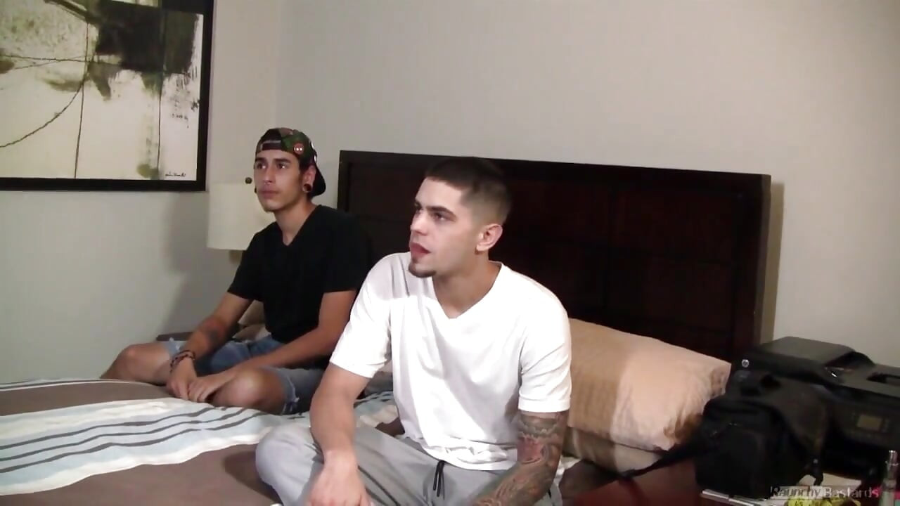 Татуйована тінка трахає свого друга без презерватива