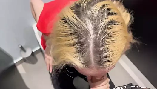 Riskanter sex in einer öffentlichen männertoilette mit einem süßen blonden mädchen. Sie squirtet auf dem Boden und wir wurden fast erwischt.