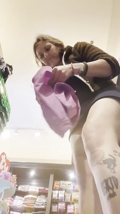 Commando und anprobieren Kleidung in einem Geschäft ohne umkleidekabine!