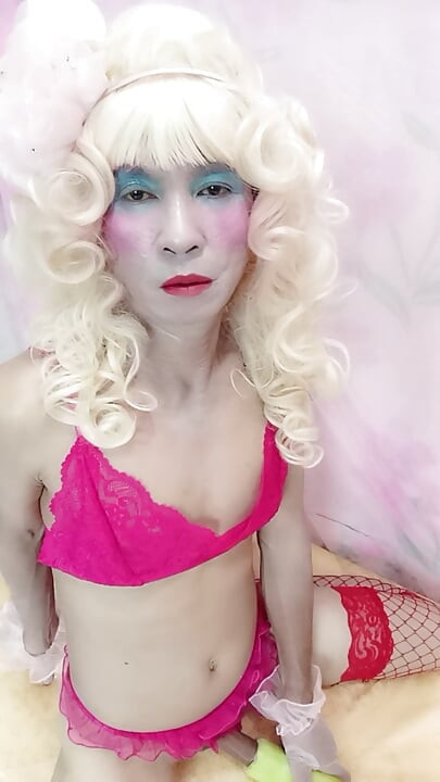Oanh Le transrodna osoba u seksi porniću, svira sintetičko.