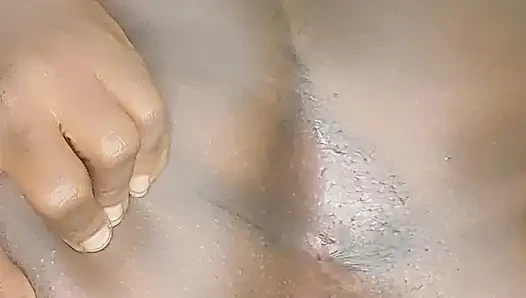 Cewek kulit hitam dengan nyash besar mengobel dirinya sendiri