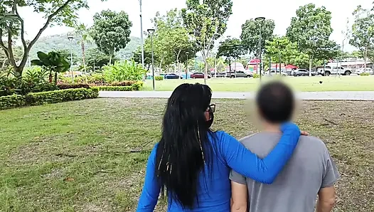 Спортивный мужчина находит незнакомца в парке и приглашает ее к себе домой, чтобы сделать извращенные вещи.