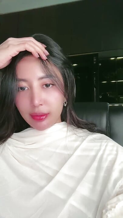 CHICK LIKES TO CUM IN PUBLIC, VIDEO CALL SWIPE PUSSY