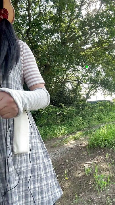 No290 si hraje s análními kolíky na ulici během dne