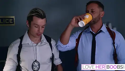 Büyük memeli Payton Preslee polis tarafından sikiliyor