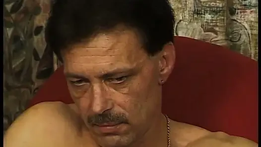 Olgun esmer amcık yaşlı adamın sikini emmeden önce yalıyor