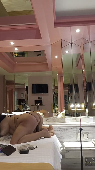 Üvey oğlumla ateşli bir görüntülü görüşme sırasında mastürbasyon yapıyorum ve amcığıma 22 cm siyah dildo sokuyorum.