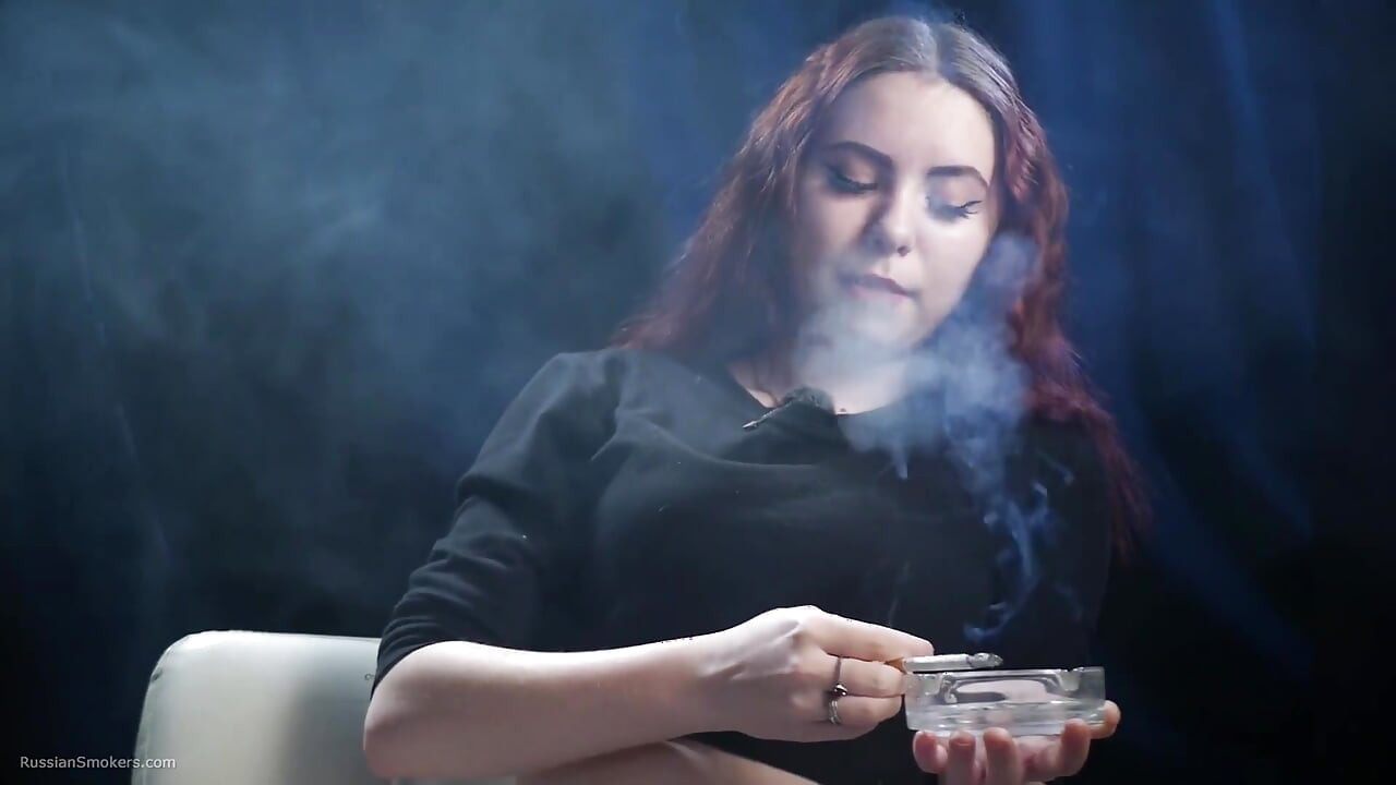 可愛的俄羅斯紅髮女郎穿豹褲抽煙