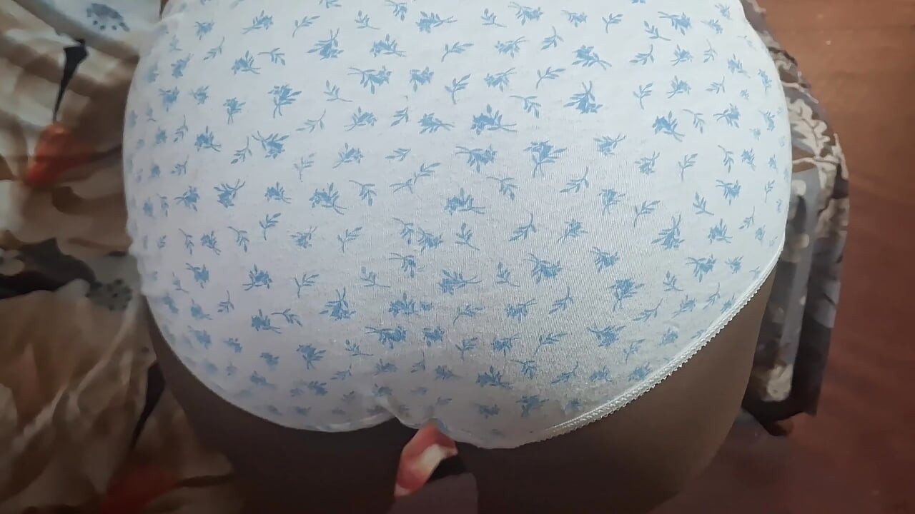 MILF šou u gaćicama super vruće dupe viralni video