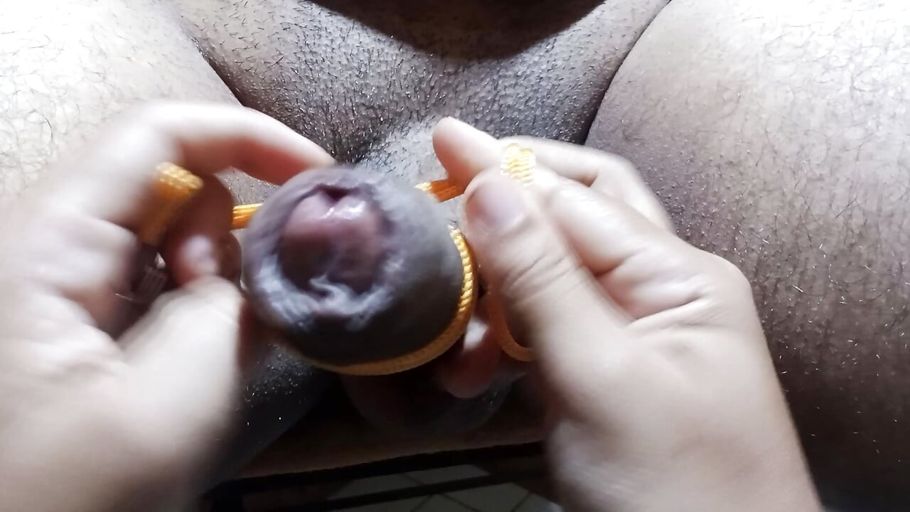 我阿姨說她幫我系鞋帶，同時她玩弄我的陰莖，把我的陰莖都弄濕了，小狐狸精。