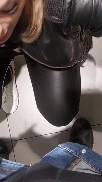 Unvergesslicher moment aus "Ich habe sie beim einkaufen getroffen, sie gibt mir einen blowjob in einer öffentlichen toilette und sie schluckt eine riesige ladung"