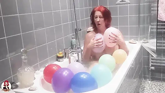 Banyo yapıyor ve balonlarla oynuyor