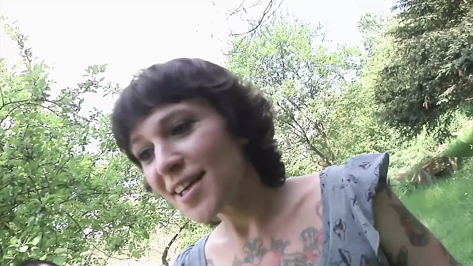 Milf tatuata con tette piccole viene presa allo spiedo all'aperto