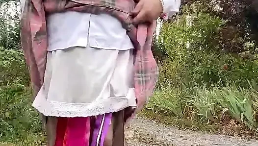 Bir gün için pembe elbiseli bahçıvan kıyafeti içinde