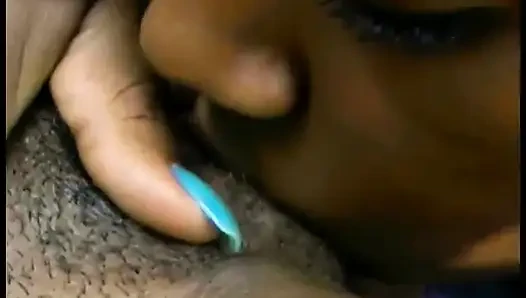 Memek becek cewek jalang cokelat ini dijilat dan di-fingering sama pacarnya