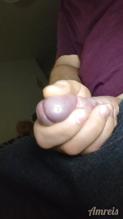 Quick and quiet! A morning wank when the house is full of people. Quick and quiet!