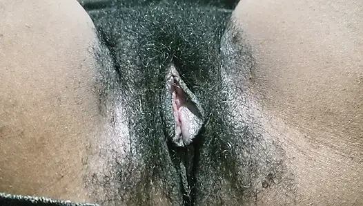 Wanita dengan memek berbulu dengan sekretaris seksi ini