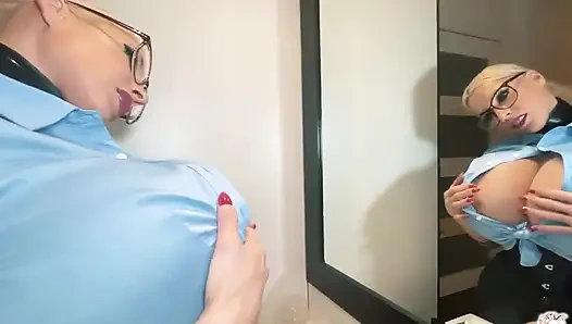 Biliyorum, ben garip ahah'ım! Bu tür şeyleri seviyorum, büyük bir takma yarak takmak ve her yerine boşaltmak!