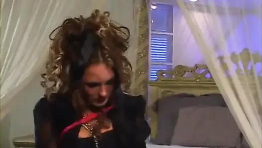 Siyah kıyafetli kıvırcık saçlı sulu orta yaşlı seksi kadın çifte penetrasyon hissetmek için uzun pembe dildo kullanıyor