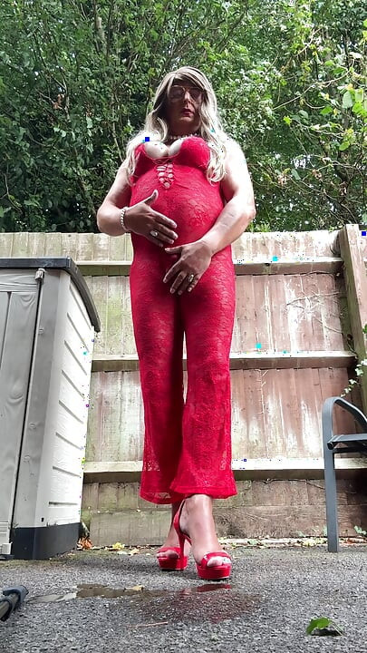 Seksi transvestit kellycd2022 u seksi crvenom kombinezonu i štiklama