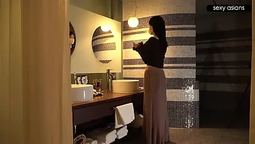 Arzu vahşice ilerlerken ve uzun boylu bir güzellik bile tamamen yıprandıkça bahar sıcağı devralıyor