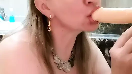 Siyah çoraplı en ateşli büyük memeli orta yaşlı seksi kadın MariaOld jartiyer emmeli, meme sikişi ve büyük zenci yarağı dildo ile amcık sikişi