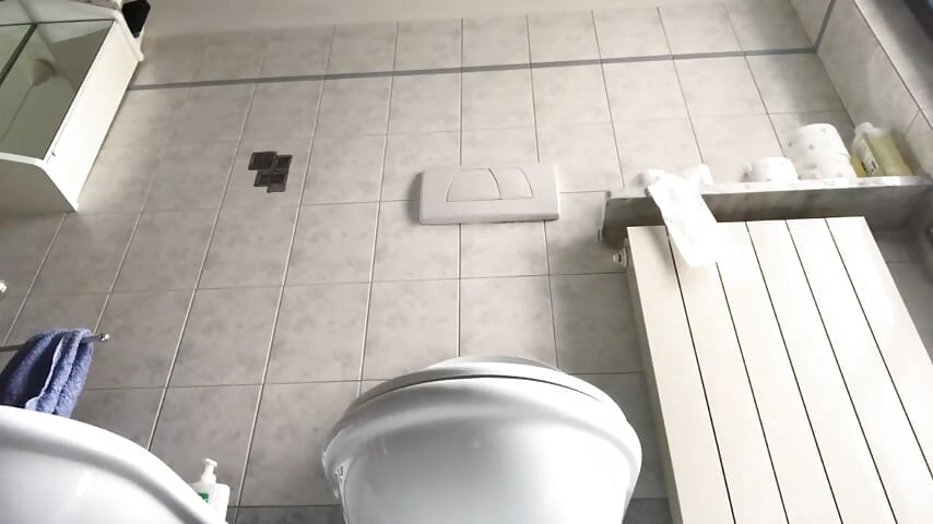 Amante sexy muestra su pie en primer plano en el baño