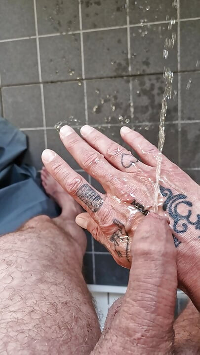 Dans la salle de bain je me donne une douche dorée sur ma main, puis jouis bien
